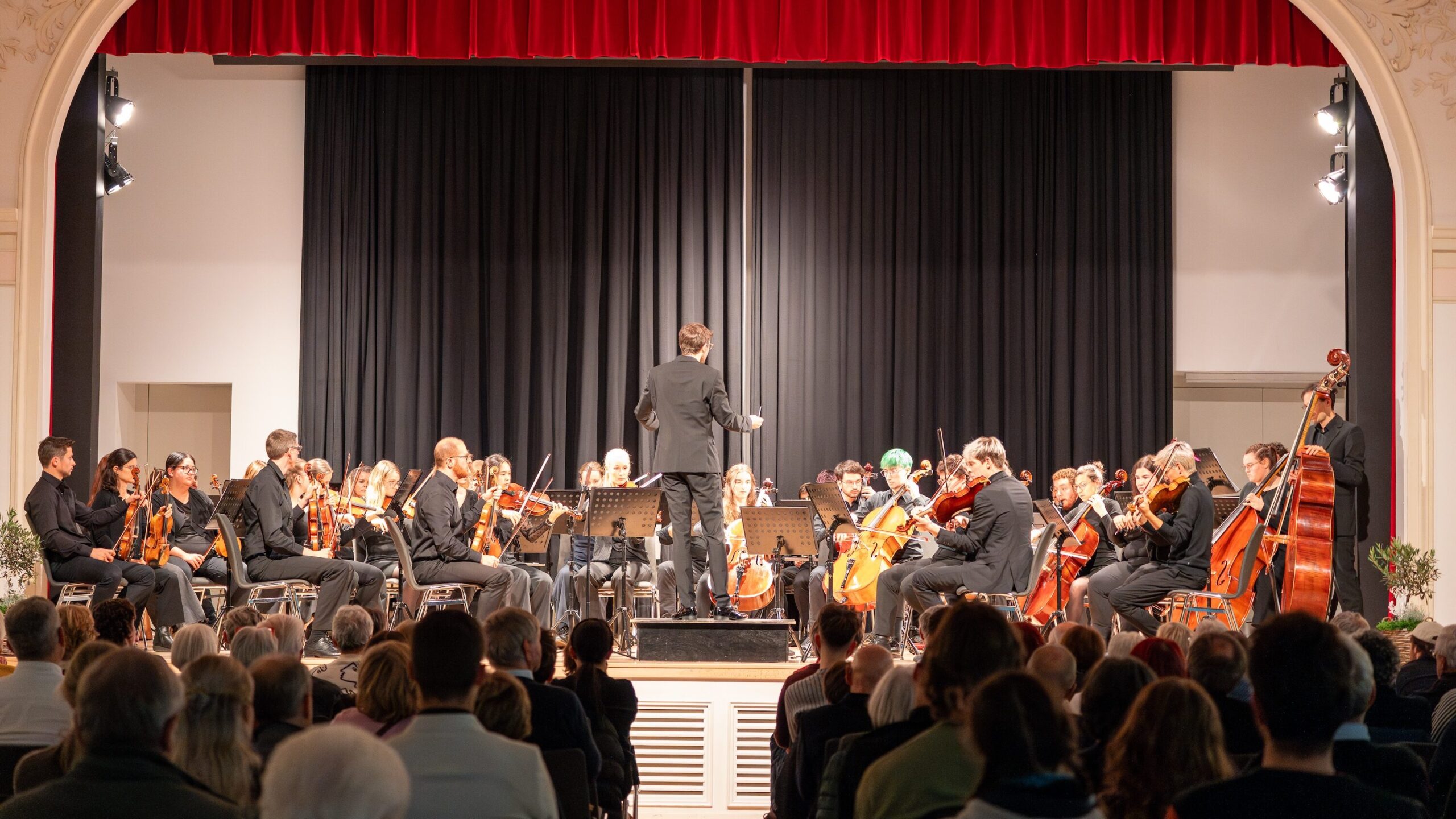 Das Campus Orchester Luzern während dem Jubiläumskonzert im Kursaal Engelberg unter der musikalischen Leitung von Nino Wrede.