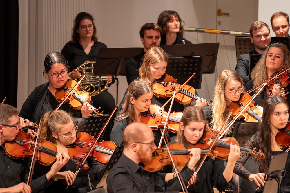 Geiger:innen des Campus Orchesters Luzern am Jubiläumskonzert im Kursaal Engelberg.
