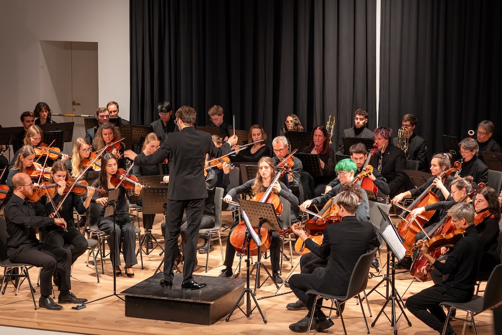 Das Campus Orchester Luzern am Jubiläumskonzert im Kursaal Engelberg wird von Nino Wrede dirigiert.