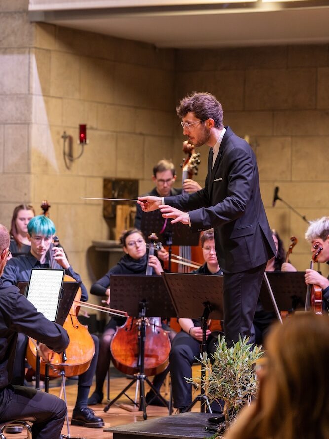 Campus Orchester Luzern: Dirigent Nino Wrede am Jubiläumskonzert im MaiHof Luzern.
