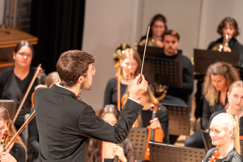Nino Wrede, der Dirigent des Campus Orchesters Luzern am Jubiläumskonzert.