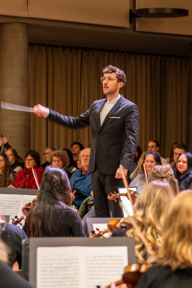 Dirigent Nino Wrede an einem Konzert des Campus Orchesters Luzern.