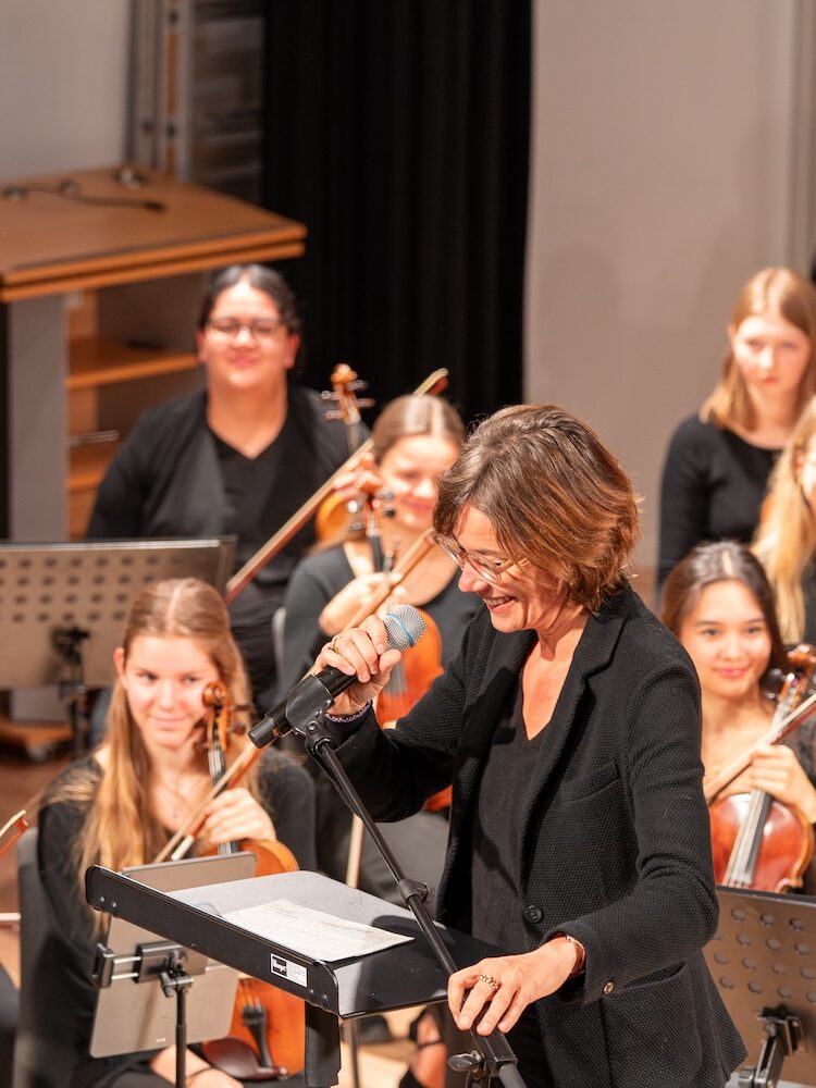 Die Rektorin der Hochschule Luzern, Prof. Dr. Barbara Bader, bei ihrer Rede am Jubiläumskonzert des Campus Orchesters Luzern.