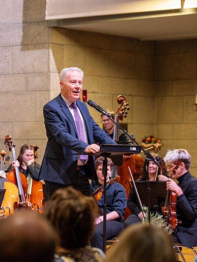 Prof. Dr. Bruno Staffelbach, der ehemalige Rektor der Universität Luzern, bei seiner Rede am Jubiläumskonzert des Campus Orchesters Luzern.