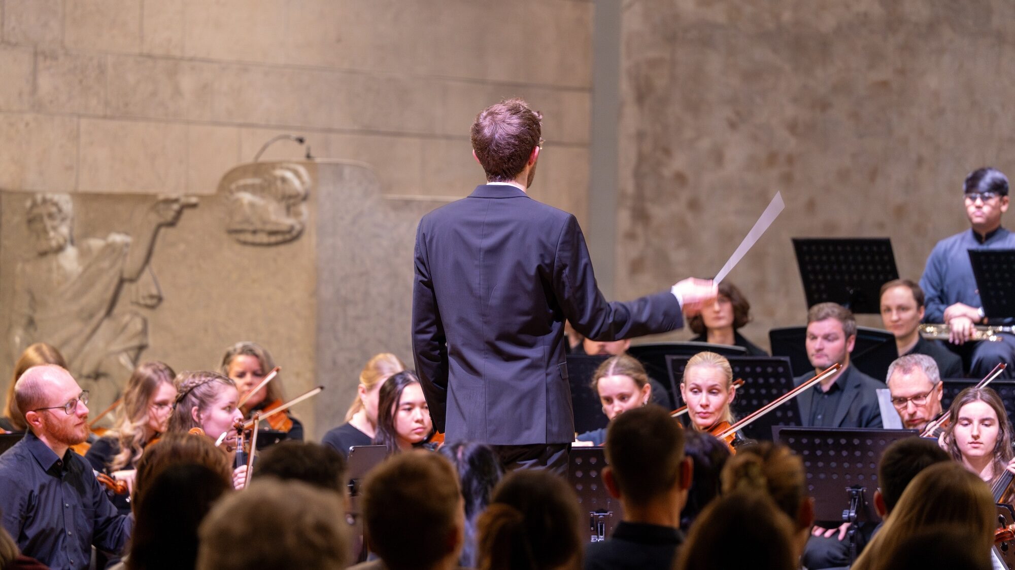 Dirigent Nino Wrede mit dem Campus Orchester Luzern.